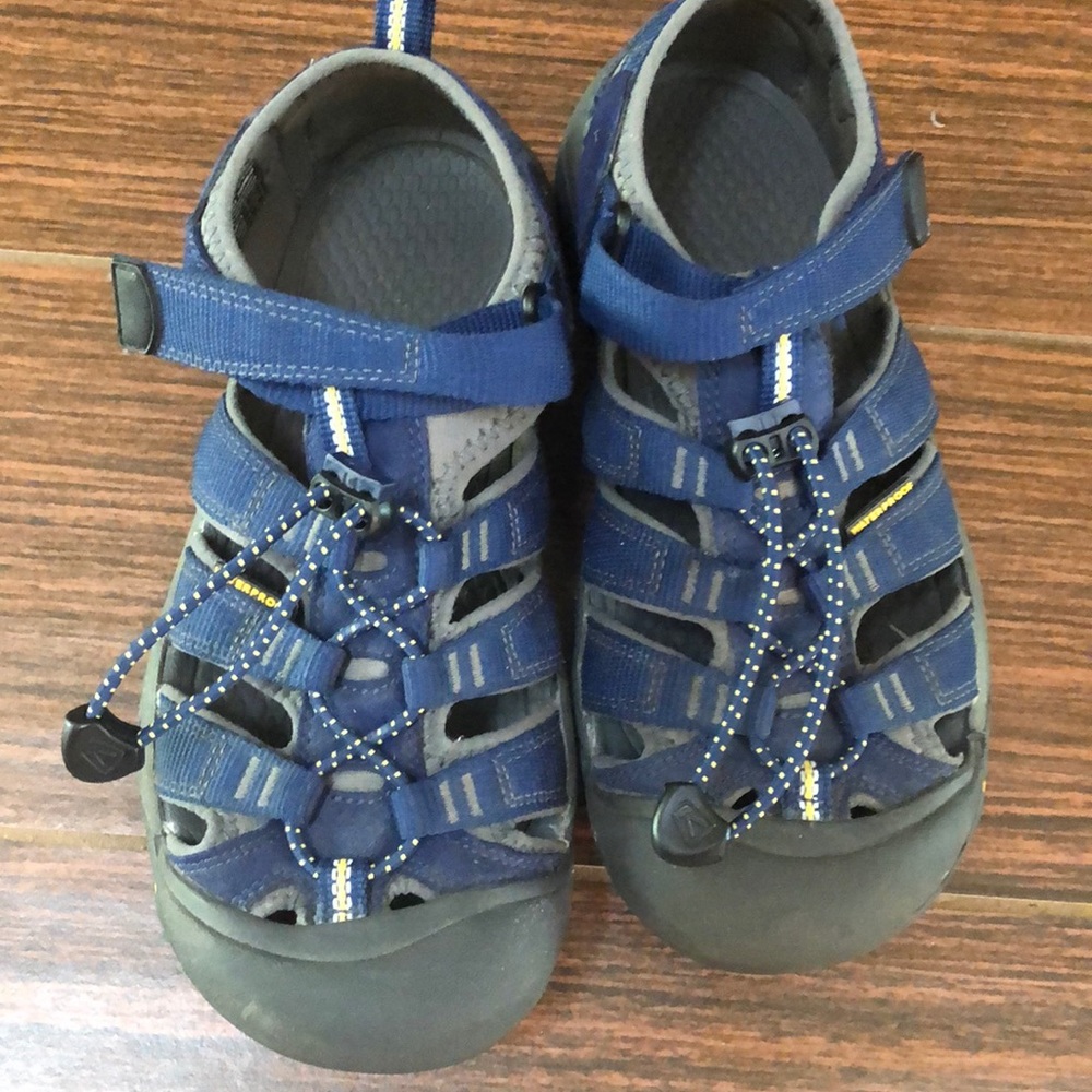 Boys Keen brand shoes.  Size 4